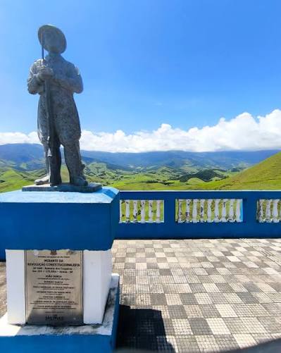 Mirante da Revolução Constitucionalista com vista para a Serra da Bocaina