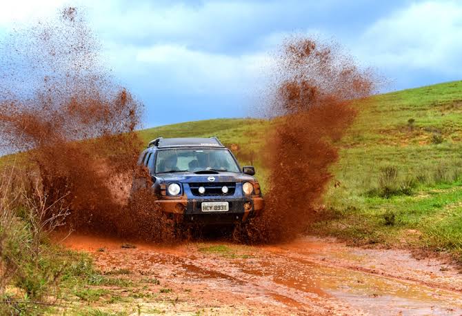 Veículo 4x4 atravessando poça de lama na Serra da Bocaina