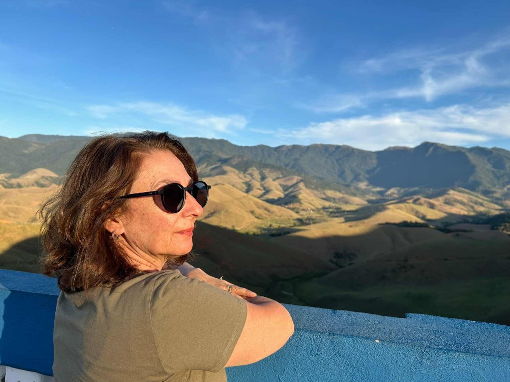 Participante contemplando a vista da Serra da Bocaina no mirante