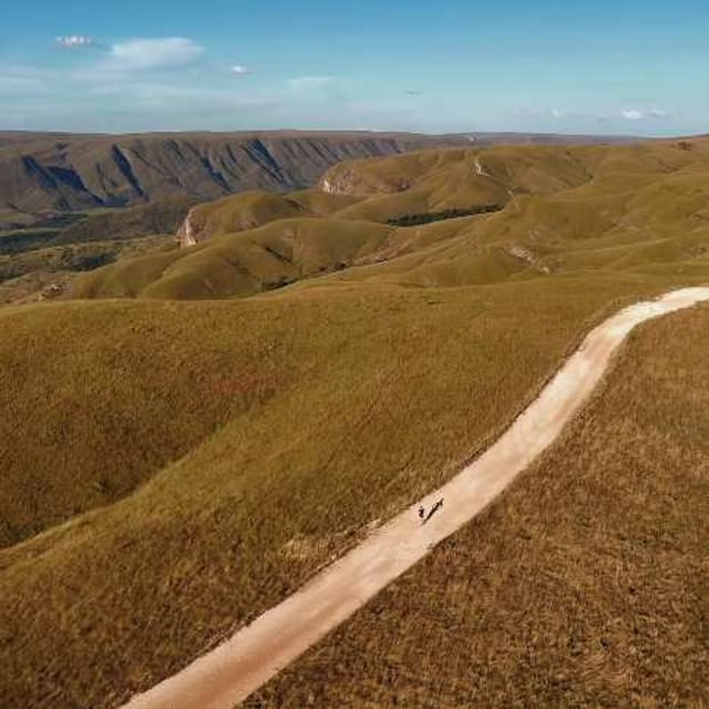 Campos de altitude e estrada de terra na Serra da Canastra