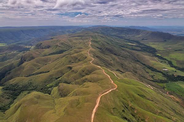 Crista da Serra da Canastra com estrada de terra ao longo do chapadão