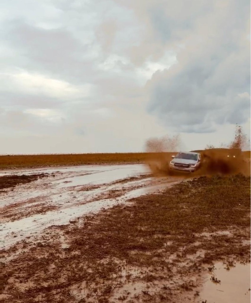 Pickup 4x4 atravessando lama na Serra da Canastra