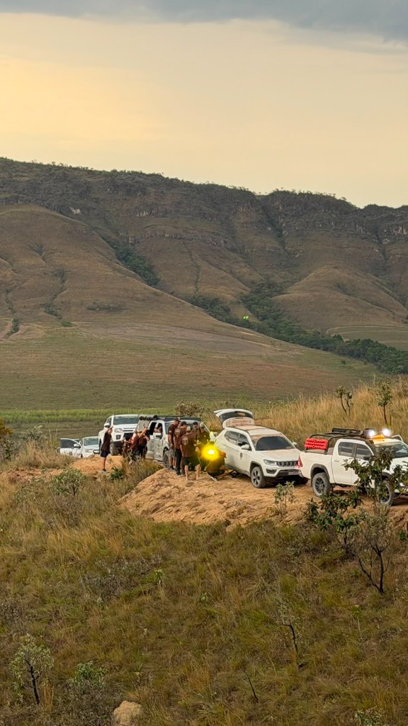 Comboio parado em crista da serra durante a expedição