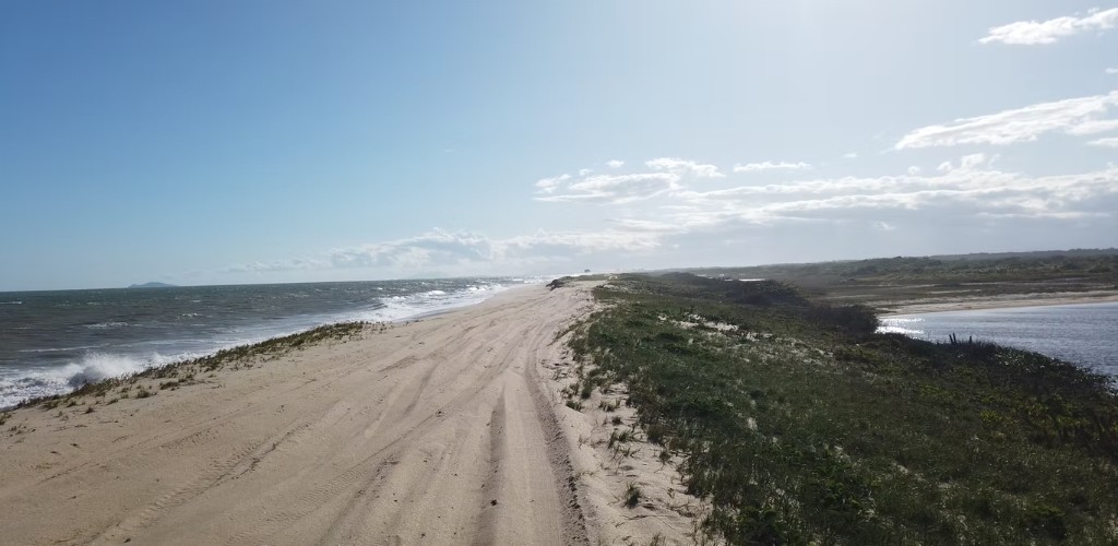 Trilha de areia entre oceano e lagoas na Restinga de Jurubatiba