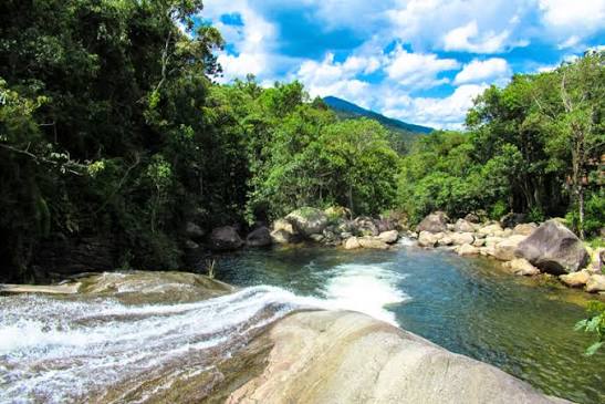 Cachoeira e poço natural na região de Penedo