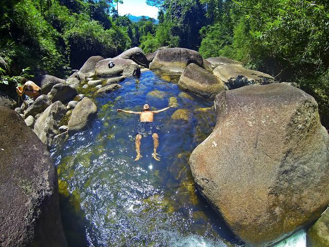 Banho em poço natural entre pedras na Mantiqueira